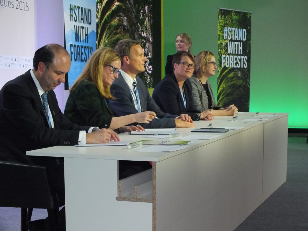 Ministers sign Memorandum of Understanding committing to new financial and implementation goals for REDD+. | Photo by Steve Zwick