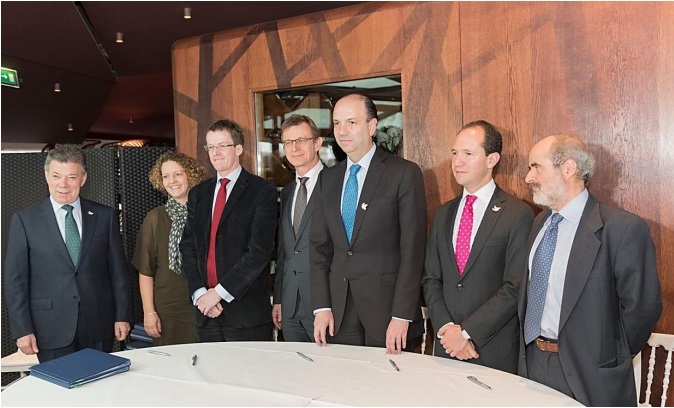 From left: President Juan Manuel Santos of Colombia; Kate Hughes, Deputy Director for International Policy and Finance, DECC, UK; Per-Frederik Pharo, Director of Norway´s International Climate and Forest Initiative; Stephan Opitz, Member of the Management Committee, KfW Development Bank; Garbiel Vallejo, Minister of Environment and Sustainable Development, Colombia; Alejandro Gamboa, APC-Colombia (Presidential Agency for International Cooperation); and Alberto Galán, Director, Fondo Patrimonio Natural, Colombia. |Photo by Clement Batifoulier, Linka-International